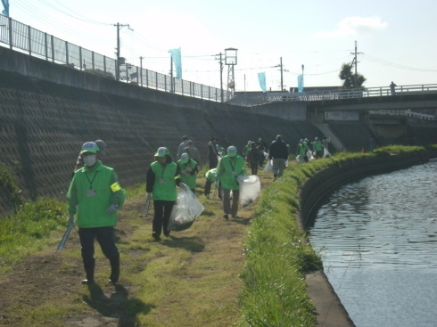 「恩智川クリーン・リバープロジェクト」清掃活動の様子1