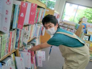 図書整理をする少年