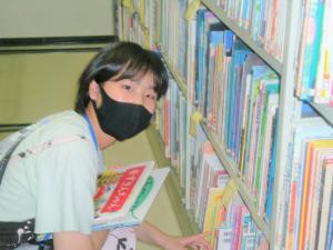 図書整理をする少女