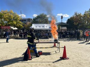 フライパン油が発火している様子