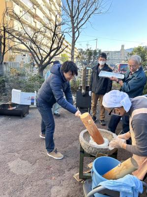 餅つきをしている様子