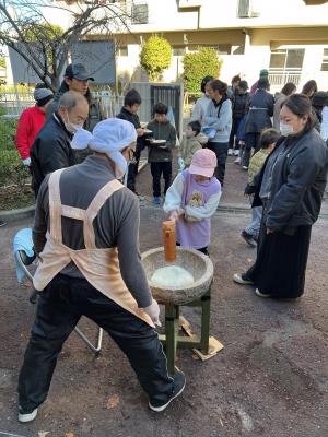 子どもが餅つきをしている様子