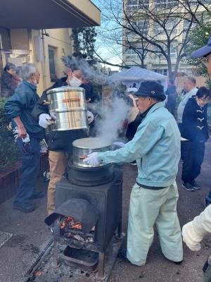 たき火で焼き芋を焼く様子