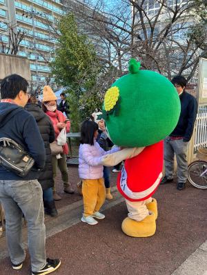 ダイトンとふれあう子どもたち