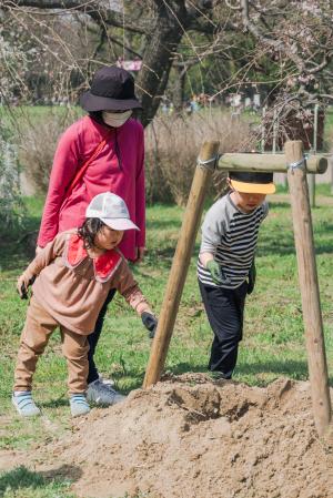 子どもも穴を掘りました