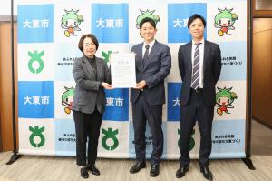 感謝状贈呈式の様子（写真左から大東市長、株式会社ライフサービス坂本様、佐々木様）