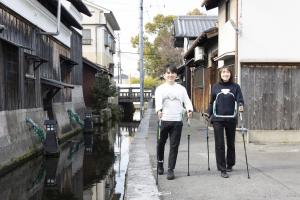 男女2人がノルディック体験を行っている写真です