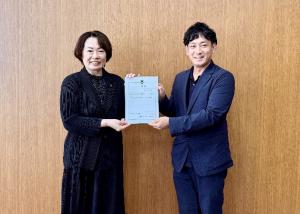 企業誘致推進アドバイザーと市長の写真