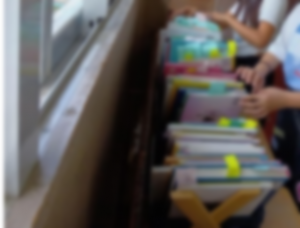 廊下の本を選んでいるようす