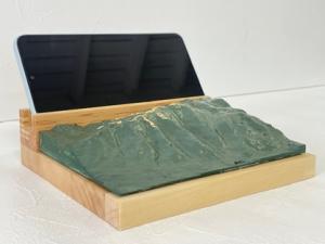 飯盛山が支えるスマホスタンド