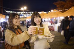 大東ズンチャッチャ夜市で体験コンテンツを楽しむ様子