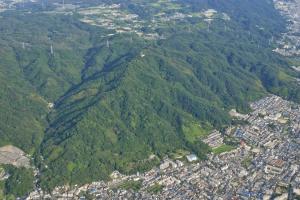 飯盛城跡全景（北西から）